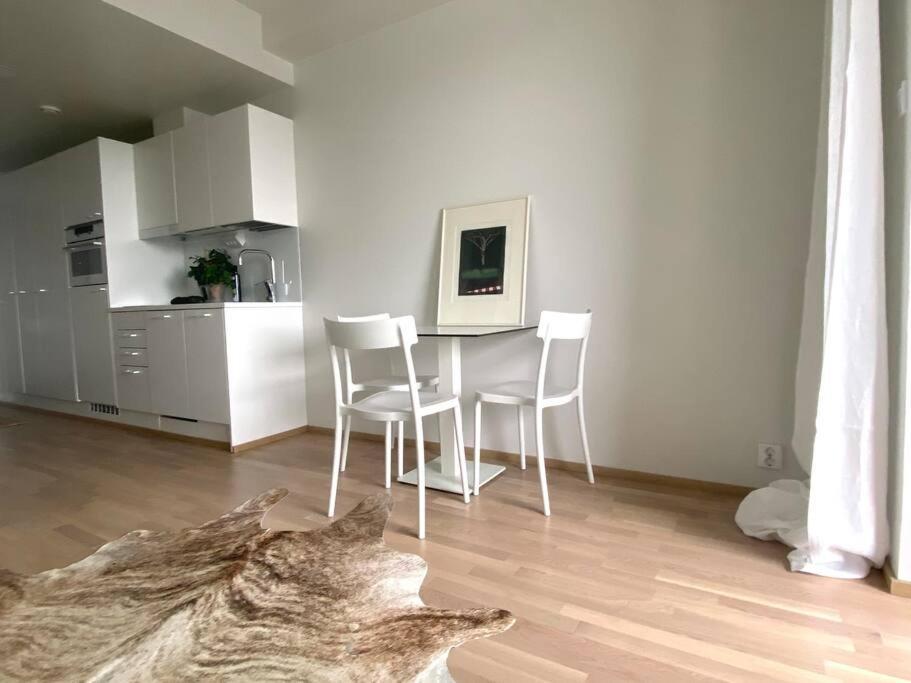 Goldfinger Yksioe Merinaekoealalla 7 Krs Apartment *