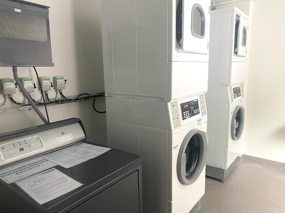 Goldfinger Yksioe Merinaekoealalla 7 Krs Apartment